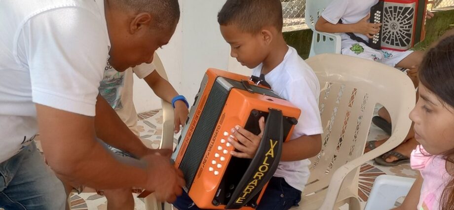 A través del baile, la música, el arte, las letras, y la danza, forman un tejido no visible, pero invencible que se logra con el compromiso, el aporte y el trabajo en equipo de todos
