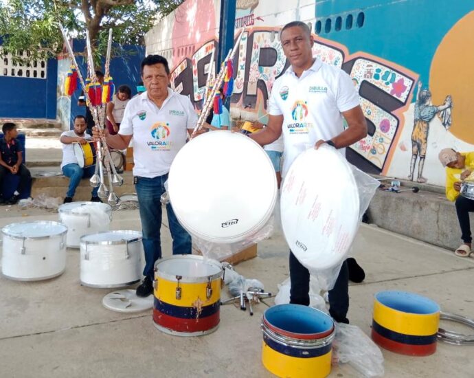 La Banda de Paz se equipó con redoblantes y bombo, parches para los tambores, baquetas, correas, cargadores, platillos, bastones, cornetas y accesorios
