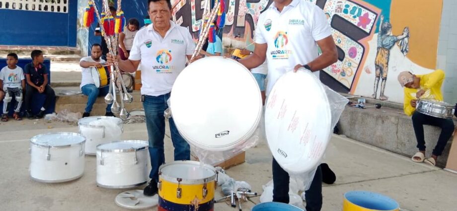 La Banda de Paz se equipó con redoblantes y bombo, parches para los tambores, baquetas, correas, cargadores, platillos, bastones, cornetas y accesorios