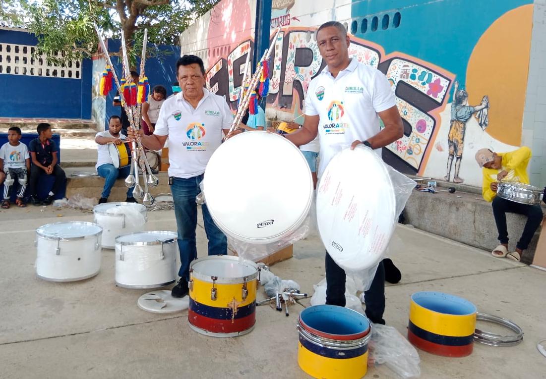 La Banda de Paz se equipó con redoblantes y bombo, parches para los tambores, baquetas, correas, cargadores, platillos, bastones, cornetas y accesorios