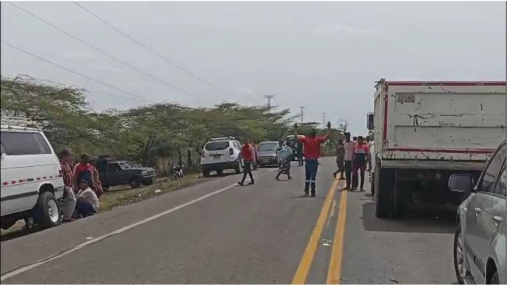 En la zona se produjo un cruce de balas. Los delincuentes utilizaron algunos vehículos como trincheras y gritaban:! No vamos a permitir que nos maten! 