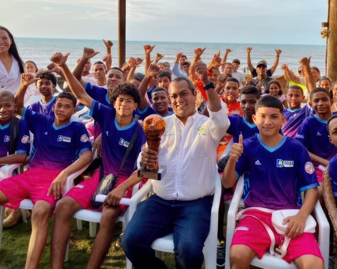 El Alcalde, Marlon Amaya Mejía, entregó reconocimiento a los integrantes del equipo