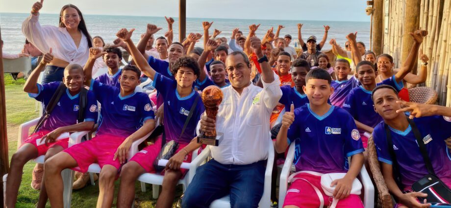 El Alcalde, Marlon Amaya Mejía, entregó reconocimiento a los integrantes del equipo